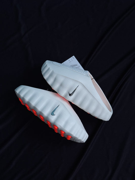 Nike Mind 001 WMNS ā Sail/Hyper Crimson